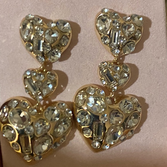 Gorgeous large bold statement Pave heart earrings - Picture 4 of 4
